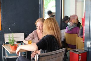 Man sieht, ich fühl mich in dem Gwand seeehr wohl - könnte aber auch an der wunderbaren Ena liegen, die mich da grad zum Lachen bringt :) 