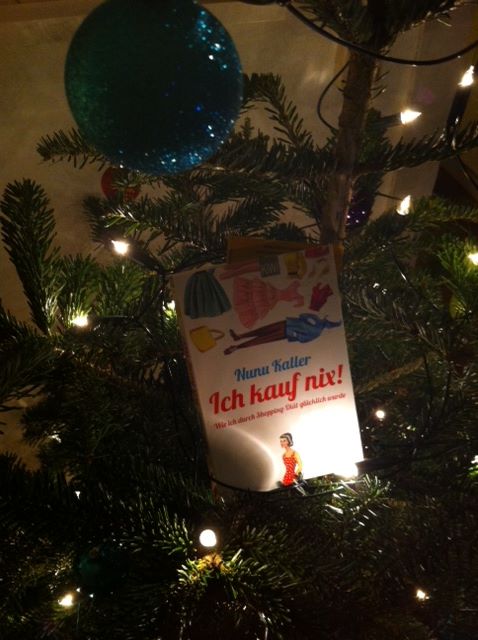 Und unterm/im Weihnachtsbaum macht sichs auch gut :) 