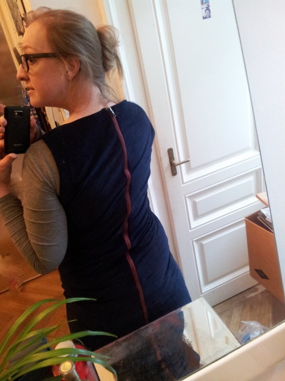 Und ja, fit und fesch schaut andes aus als ich auf diesem Foto. Grad noch mal den Hals so verrenkt, damit er nicht doppelkinnig ausschaut... Durchs Verrenken schaut das Kleid auch enger aus als es ist, außerdem ist die Jeans drunter. Aber auch egal, schaut euch diesen Zipp an! soo cool!