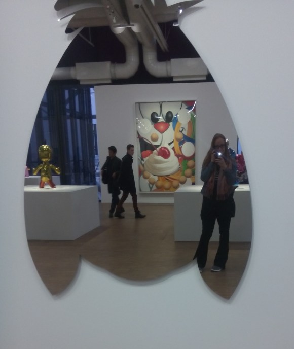 Beweisfoto: Nunu in Nikes. Uiuiuui. Aber was solls, verstecken oder nicht tragen oder wegwerfen werde ich die jetzt auch nicht – aber ich will die anhaben und stolz drauf sein, dass sie wirklich was machen in Sachen Entgiftung. Also bitte, just do it doch endlich. Übrigens: Jeff Koons Ausstellung in Paris. Und die Feststellung: Jeff Koons find ich jetzt nicht soooo… 